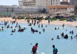 توافد المواطنين على شواطىء البحرالأحمر في ثالث أيام العيد