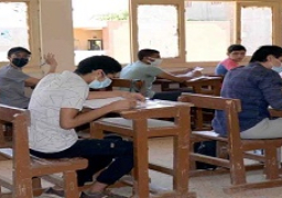 التعليم: 392 ألف طالب يؤدون امتحان الفيزياء..ورصد 20 حالة غش