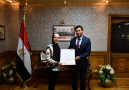 وزير الشباب والرياضة يكرم الطالبة “هبة” بائعة التين الشوكي