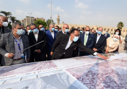 بالفيديو والصور.. ضمن مخطط مشروع حدائق الفسطاط.. مدبولي يتفقد موقع تطوير ساحة مسجد عمرو بن العاص