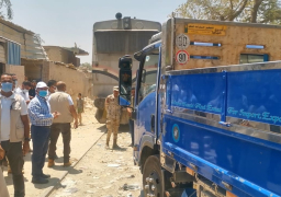 وزير النقل يستدعي الشرطة لتحرير محضر لعربة نقل تسير على قضبان القطار