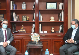 العناني يناقش سبل التعاون السياحي والأثري مع السفير السويسري بالقاهرة