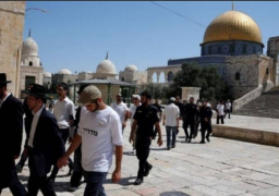 مجموعة من المستوطنين يقتحمون باحات المسجد الأقصى