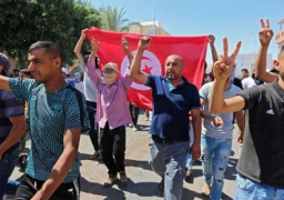 وسط إجراءات أمنية مشددة .. اندلاع احتجاجات في تونس تطالب بإسقاط الحكومة وحل البرلمان
