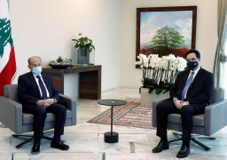 الرئيس اللبناني يتابع مع رئيس حكومة تصريف الأعمال تنفيذ إجراءات حل أزمات الوقود والدواء