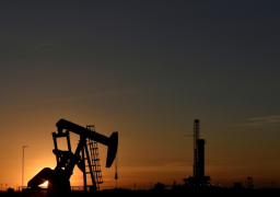 أسعار النفط تواصل الارتفاع بعد بيانات عن مخزونات الخام الأمريكية