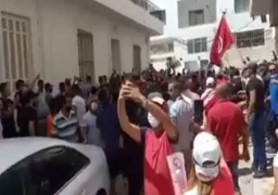 تجمع عشرات المواطنين بمحيط البرلمان التونسي لدعم قرارات قيس سعيد
