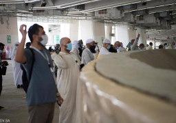 حجاج بيت الله الحرام يرمون جمرة العقبة الكبرى بأول أيام عيد الأضحى