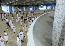 ضيوف الرحمن يقومون برمي الجمرات الثلاث في أول ايام التشريق