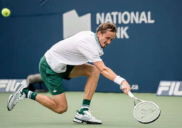 ميدفيديف يهزم أوبلكا ويتوج بطلا لأساتذة تورونتو للتنس