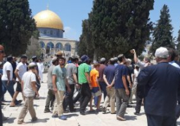 عشرات المستوطنين يقتحمون باحات المسجد الأقصى