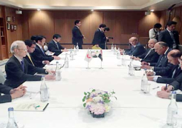 شكري يبحث مع نظيره الياباني سبل تعزيز العلاقات الثنائية