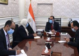 بالصور.. رئيس الوزراء يتابع مع وزيرة الصحة إجراءات تطعيم العاملين فى القطاع التعليمى