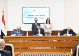 السعيد وطلعت يشهدان توقيع اتفاقية تقديم خدمات الاستثمار بالبريد