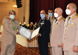 بالفيديو والصور : وزير الدفاع يكرم قادة القوات المسلحة المحالين للتقاعد