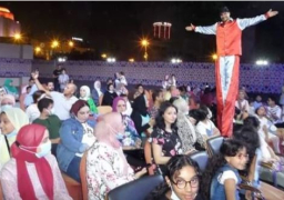 لافتة كامل العدد تزين مسرح ساحة مركز الهناجر