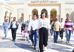 وفد الجاليات المصرية المشارك بمؤتمر الكيانات يزور مسجد الفتاح العليم