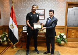 وزير الرياضة يكرم بطل تنس الطاولة اللاعب عمر عصر