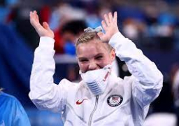 الأمريكية جيد كاري تحصد ذهبية “الحركات الارضية” بالجمباز في الاولمبياد