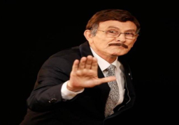 الفنان محمد صبحي يروج لمسرحية “نجوم الظهر” بأفيش جديد