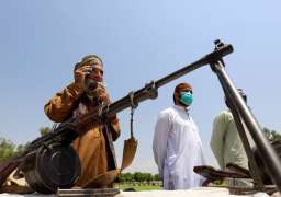 مسؤول أفغاني: مئات الجنود يستسلمون لعناصر من حركة طالبان قرب ولاية قندوز