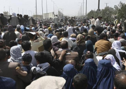 حشود كبيرة وفوضى فى مطار كابول .. والجيش البريطاني يعلن مقتل سبعة مدنيين أفغان قرب بواباته