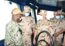 رئيس الأركان يشهد أحد الأنشطة التدريبية البحرية ضمن “النجم الساطع”