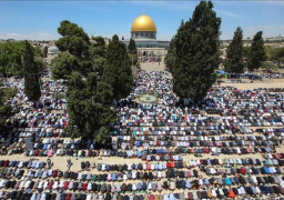 عشرات الآلاف يؤدون صلاة الجمعة في المسجد الأقصى المبارك