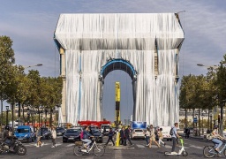 تغليف قوس النصر في باريس تحقيقا لحلم فنان راحل
