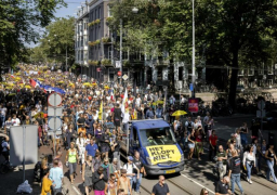 هولندا: أكثر من 20 ألف يتظاهرون في العاصمة احتجاجا على قيود كورونا