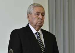 الجزائر تنكس الأعلام 3 أيام حدادا على الرئيس السابق عبد القادر بن صالح