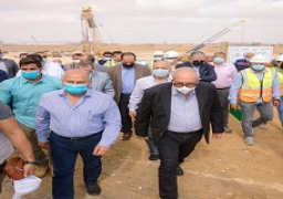 وزير النقل يتفقد مواقع العمل في مشروع استكمال أعمال تطوير ميناء العين السخنة