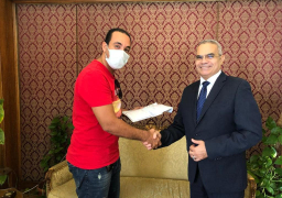 مساعد وزير الخارجية يُسلم مُستحقات مالية لورثة مواطن توفى في جدة