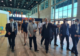 وزير الطيران يتفقد مشروعات تطوير مطار الأقصر الدولي