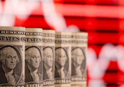 الدولار يتراجع بشكل طفيف ويبقى قرب أعلى مستوى له منذ 16 شهرا