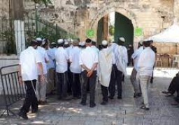 مستوطنون يؤدون صلوات تلمودية أمام أحد أبواب المسجد الأقصى