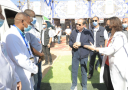 الرئيس السيسي يتفقد القافلة الطبية بقرية غرب أسوان