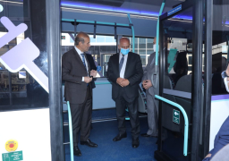 وزير النقل يتفقد عددا من الأتوبيسات التي تعمل بالكهرباء