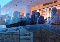 ملك السويد يزور جناح مصر في معرض إكسبو دبي وينبهر بالتابوت الفرعوني