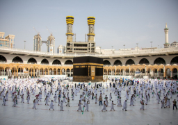 اليوم.. تطبيق التباعد الجسدي بين المصلين والمعتمرين بالحرمين الشريفين