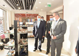 وزير الطيران يفتتح فرع الأسواق الحرة الجديد بالممشي السياحي بالغردقة