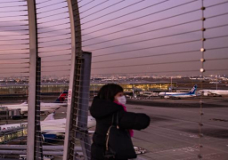 أوميكرون يجبر شركات طيران أمريكية على إلغاء نحو ألف رحلة