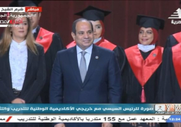 صورة تذكارية للرئيس السيسي مع خريجي الاكاديمية الوطنية للتدريب