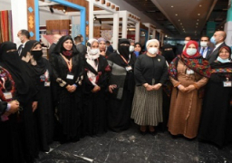 انتصار السيسي تعرب عن سعادتها بتفقد جناح الحرف اليدوية بمنتدى الشباب