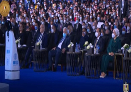 روبوت مصري يستعرض الإجراءات الاحترازية أمام الرئيس السيسي