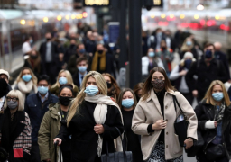 بريطانيا : علينا التعايش مع كورونا وفرض القيود “ملاذ أخير”