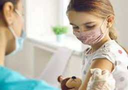 “الصحة”: خفض سن تلقي لقاح “فايزر” للأطفال إلى 5 سنوات