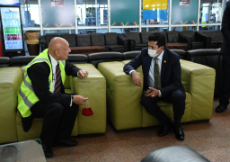 وزير الشباب والرياضة يصل الكاميرون وفى استقباله السفير المصرى