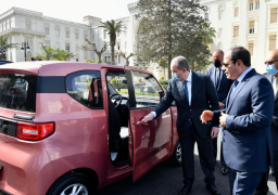 الرئيس السيسي يتفقد نماذج من السيارات الكهربائية