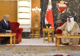 العاهل البحريني يلتقي وزير الدفاع الإسرائيلي